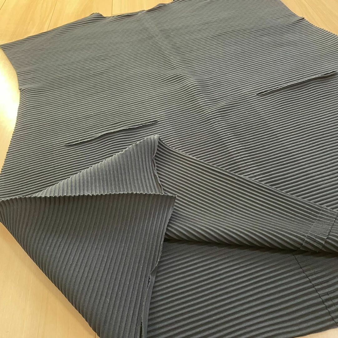イッセイミヤケ ISSEY MIYAKE 黒トップス 日本製 プリーツ加工 イッセイミヤケ ISSEY MIYAKE 黒トップス 日本製 プリーツ加工