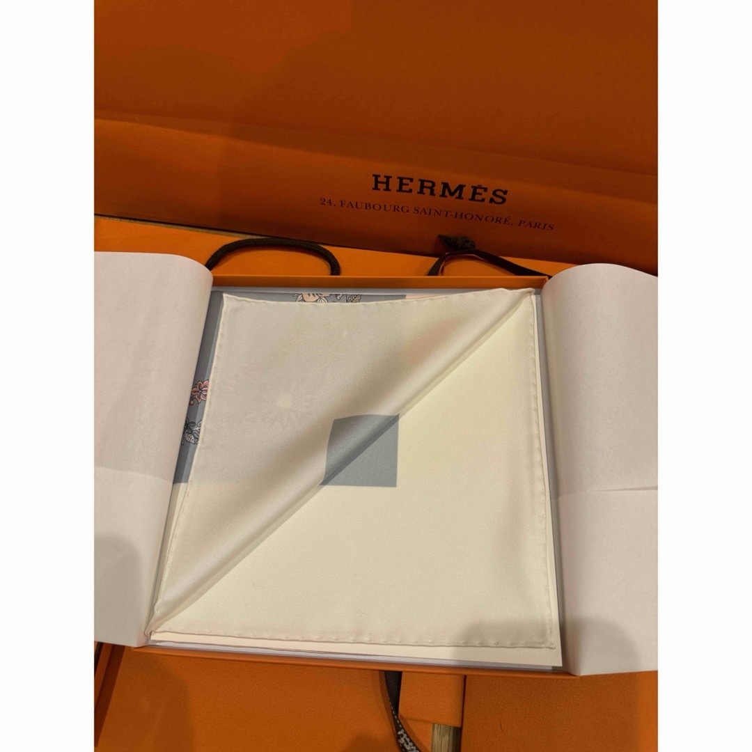 HERMES - エルメス25SS新作カレ 90 《ブリッド・ドゥ・ガラ HERMES - エルメス25SS新作カレ 90 《ブリッド・ドゥ・ガラ
