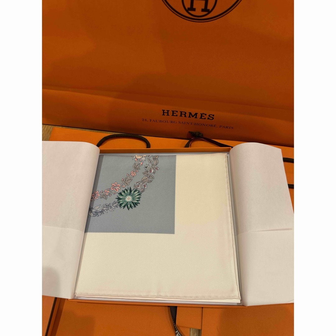 HERMES - エルメス25SS新作カレ 90 《ブリッド・ドゥ・ガラ HERMES - エルメス25SS新作カレ 90 《ブリッド・ドゥ・ガラ