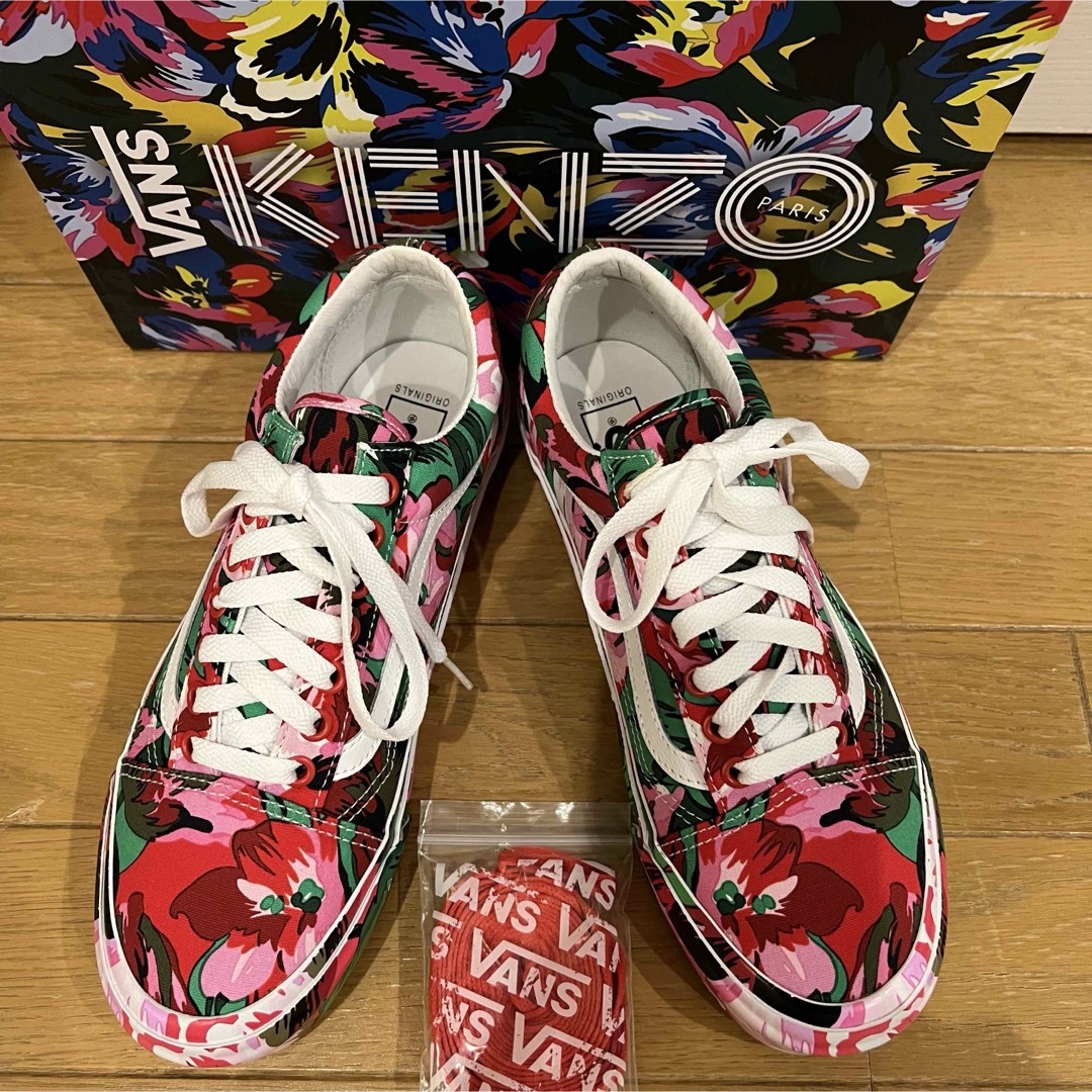 VANSとKENZOのコラボ、フラワーパターンのスニーカー。EU39 VANSとKENZOのコラボ、フラワーパターンのスニーカー。EU39