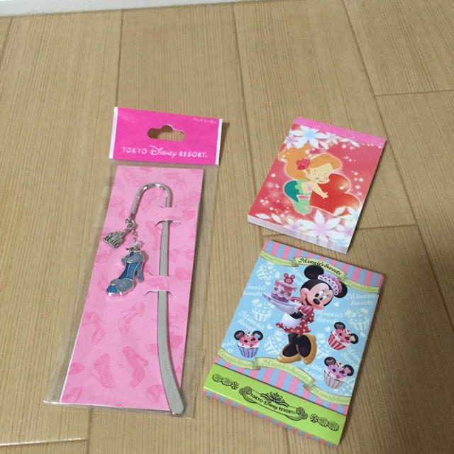 Disney(ディズニー)の【新品】ディズニー シンデレラブックマーカー&ミニメモ帳2個 ハンドメイドの文具/ステーショナリー(しおり/ステッカー)の商品写真