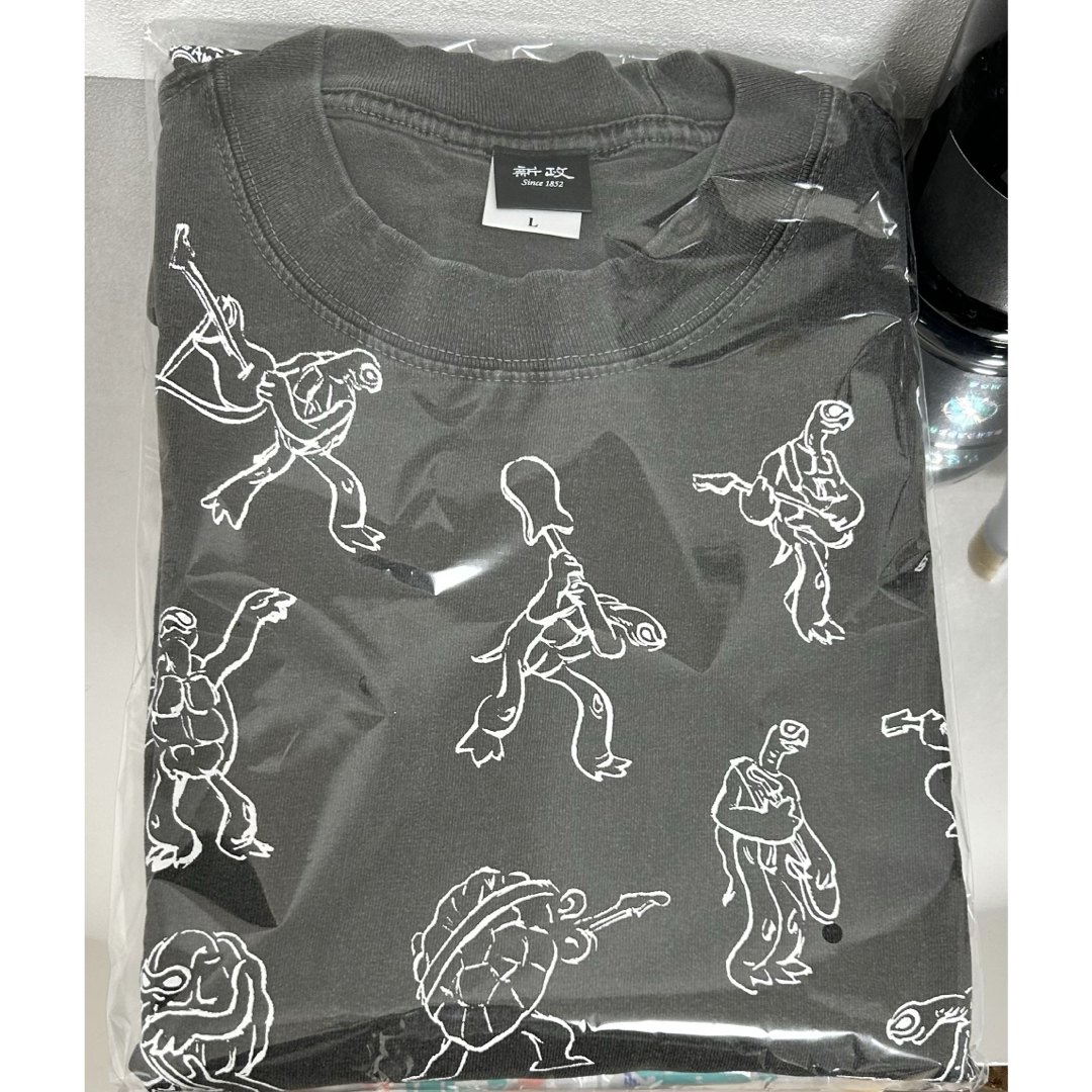 新政 涅槃亀 デザインTシャツ Lサイズ トップス 新政 涅槃亀 デザインTシャツ Lサイズ トップス