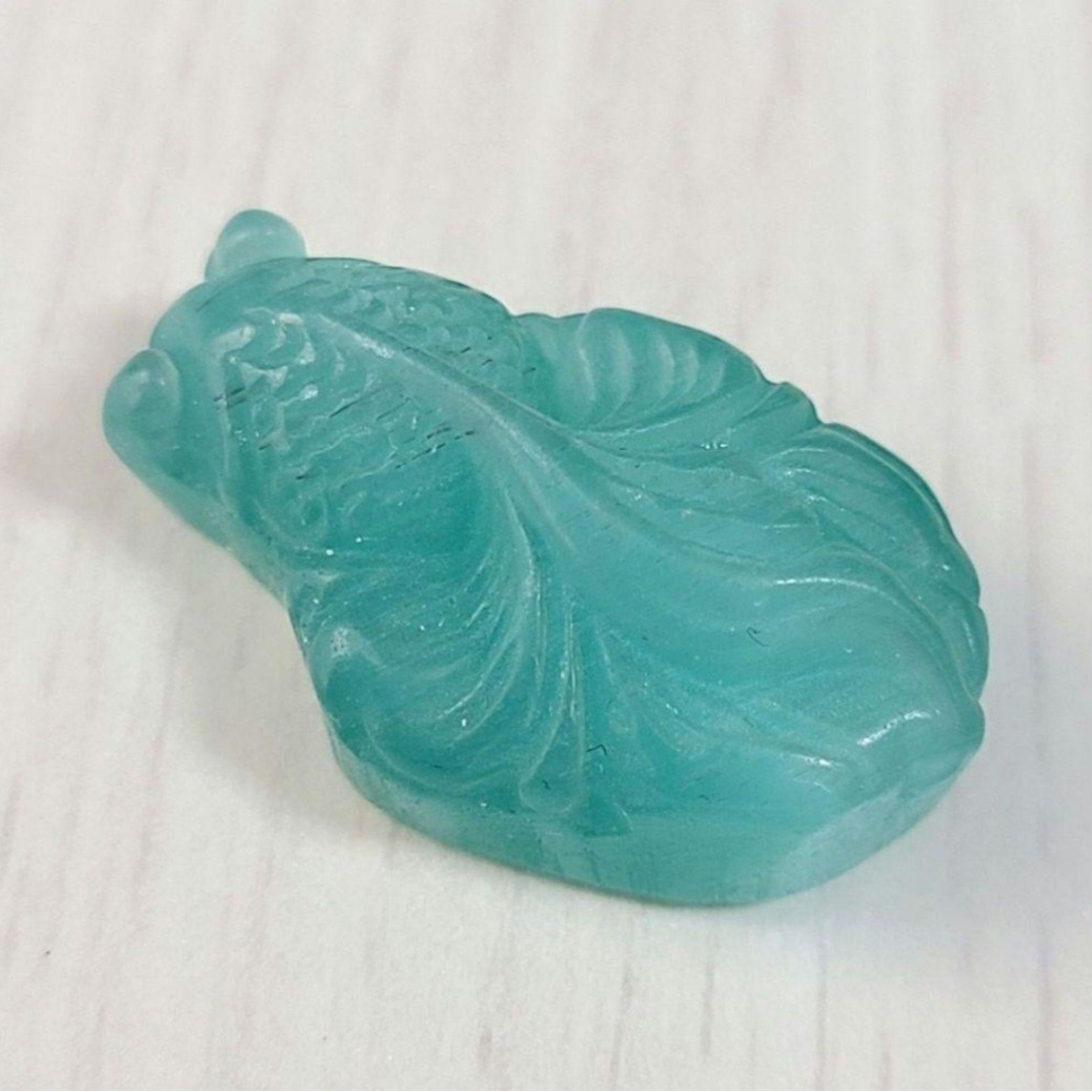 人工石✨グリーンキャッツアイ　カービングルース　金魚　ハンドメイド　パーツ ハンドメイドの素材/材料(各種パーツ)の商品写真