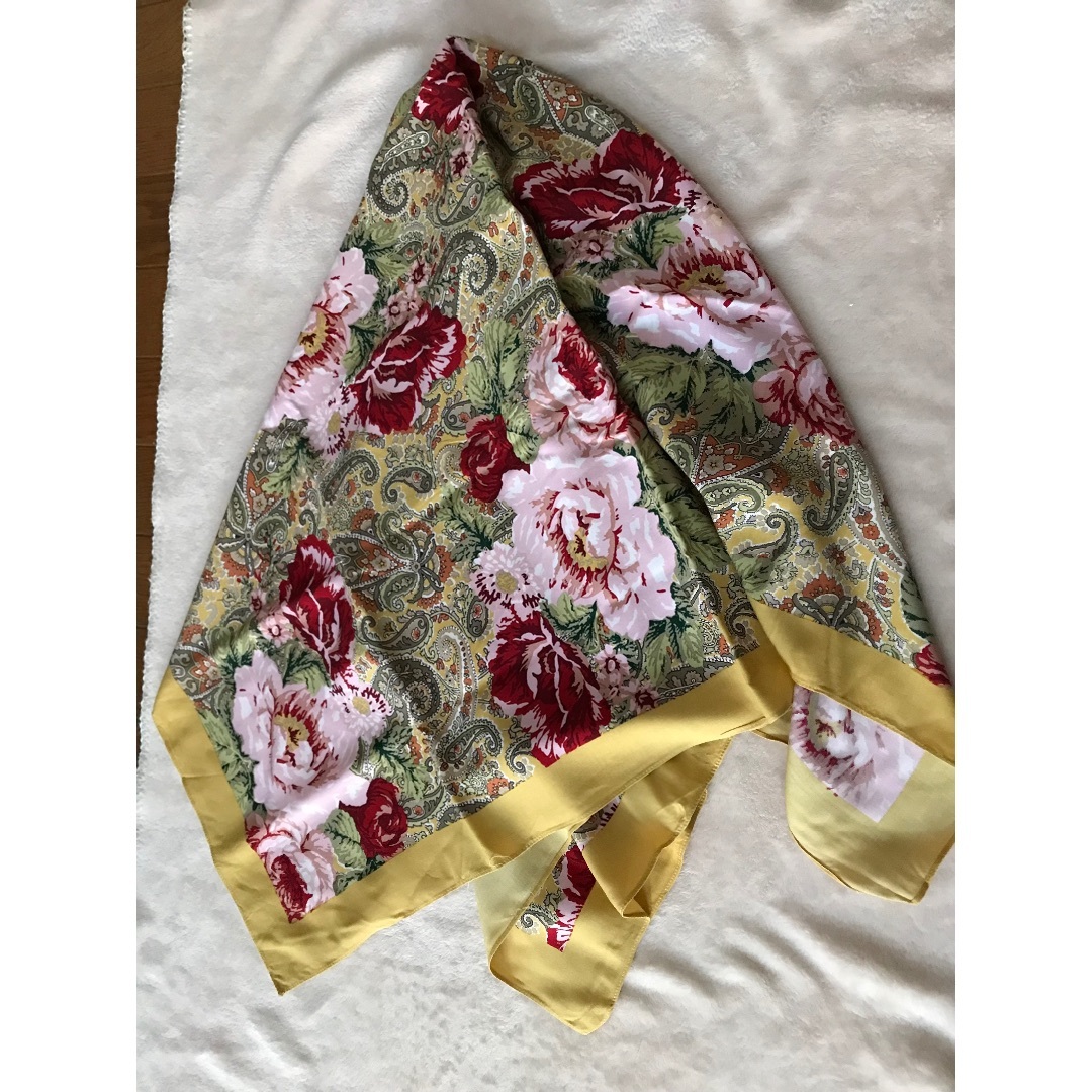 INGEBORG(インゲボルグ)のインゲボルグ 大判スカーフ ペイズリーにバラなどの花束柄 レディースのファッション小物(バンダナ/スカーフ)の商品写真