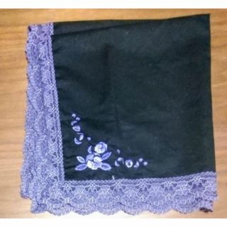 黒と紫の刺繍入りハンカチ(ハンカチ)