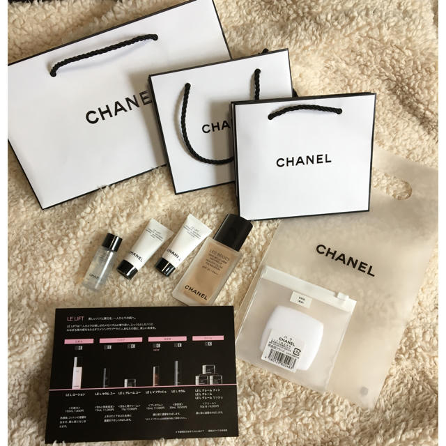 CHANEL(シャネル)のCHANEL ショッパー3枚 & パフ & LEリフト サンプルセット コスメ/美容のキット/セット(サンプル/トライアルキット)の商品写真