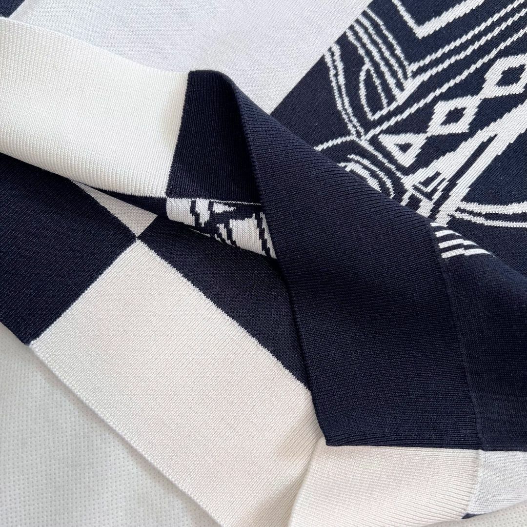 HERMES - ☆HERMES☆新品タグ付☆2024☆無秩序☆シルク☆ニット HERMES - ☆HERMES☆新品タグ付☆2024☆無秩序☆シルク☆ニット