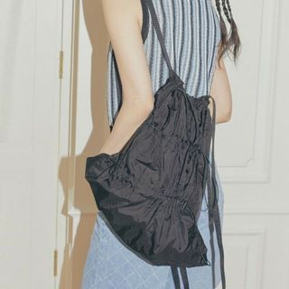 ナイロンギャザーリュック 黒 カジュアル ボディバッグ 新品 美品 人気 お洒落(リュック/バックパック)