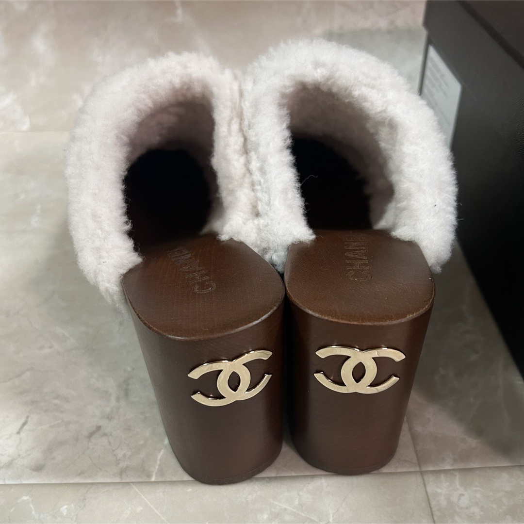 新品同様 シャネル CHANEL サボ サンダル ボア 36 ミュール 新品同様 シャネル CHANEL サボ サンダル ボア 36 ミュール