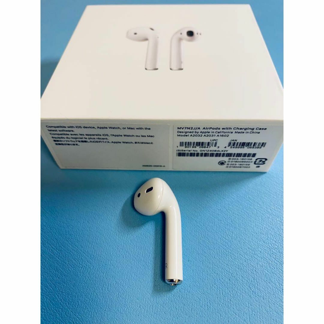 Apple(アップル)のAirPods 第二世代  R片耳 右耳のみ イヤホン A2032 スマホ/家電/カメラのオーディオ機器(ヘッドフォン/イヤフォン)の商品写真