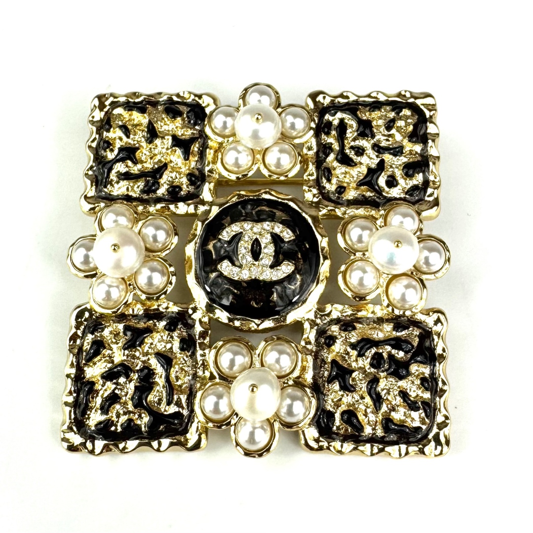 CHANEL - 【ほぼ未使用】シャネル ブローチ L24S ココマーク CHANEL - 【ほぼ未使用】シャネル ブローチ L24S ココマーク