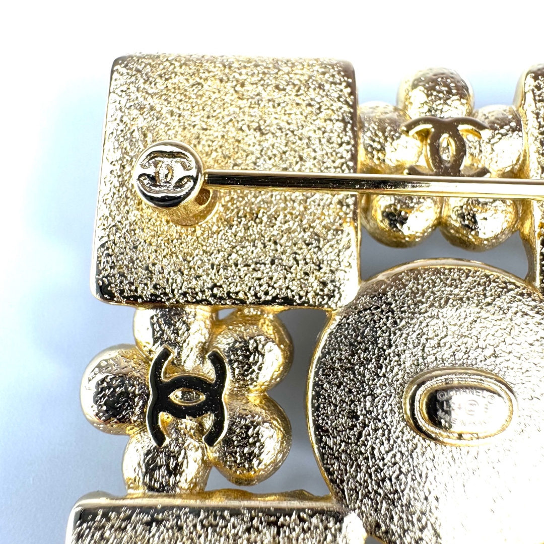 CHANEL - 【ほぼ未使用】シャネル ブローチ L24S ココマーク CHANEL - 【ほぼ未使用】シャネル ブローチ L24S ココマーク