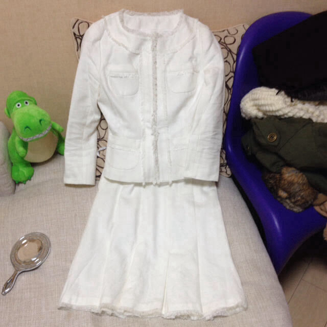 anySiS(エニィスィス)の春♥︎形のとってもキレイな上品白スーツ レディースのフォーマル/ドレス(スーツ)の商品写真