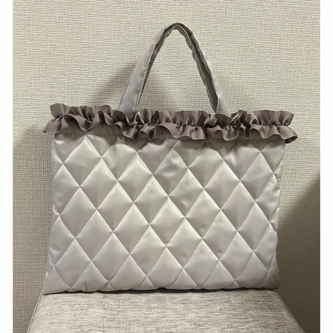 THREE SQUARE フリルサテントートバッグ(S) ベージュ（新品）