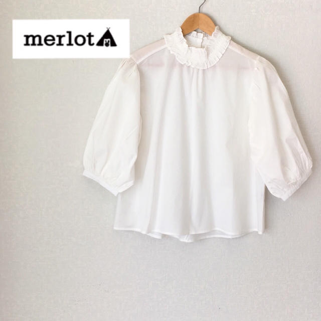 merlot(メルロー)のメルロー ギャザーハイネックブラウス  ホワイト レディースのトップス(シャツ/ブラウス(長袖/七分))の商品写真