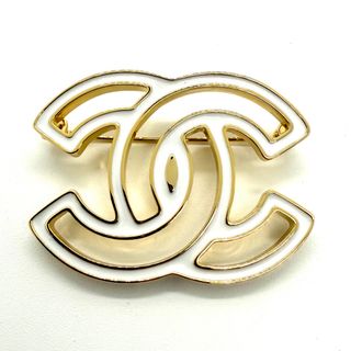 シャネル(CHANEL)のシャネル　CHANEL ブローチ　ホワイト　新作(ブローチ/コサージュ)