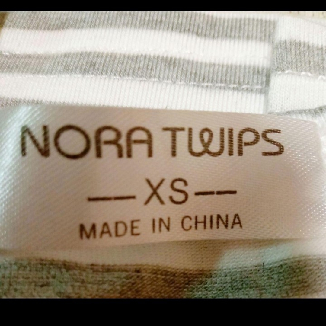 グレーとホワイトのストライプ Vネック半袖TシャツサイズXS レディースのトップス(Tシャツ(半袖/袖なし))の商品写真