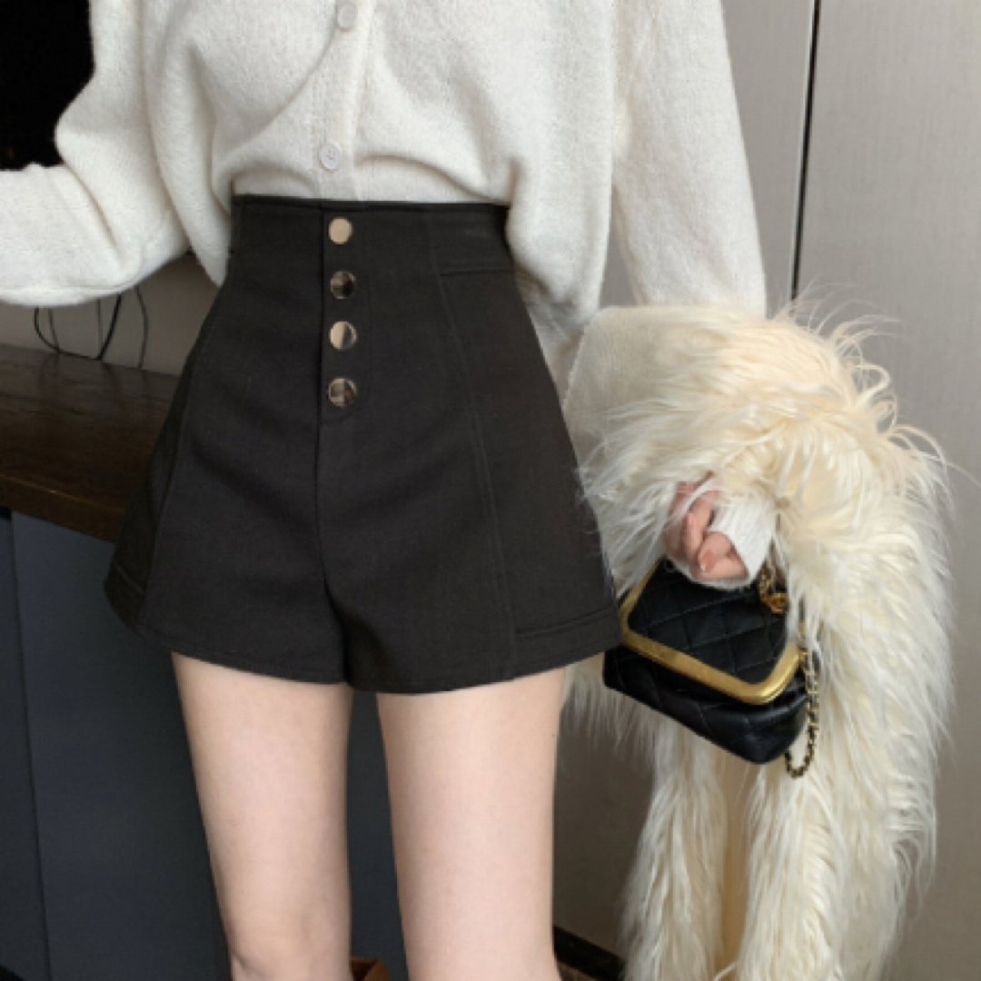 レディース ショートパンツ ボタンハイウエスト カジュアル ブラック レディースのパンツ(ショートパンツ)の商品写真