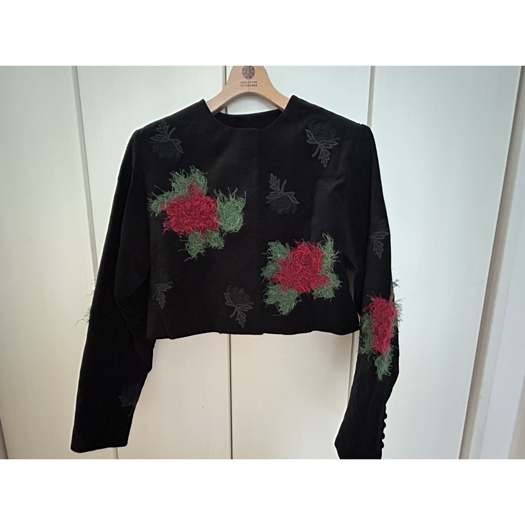 AMERI UND FLOWER RAISED EMBROIDERY TOP AMERI UND FLOWER RAISED EMBROIDERY TOP