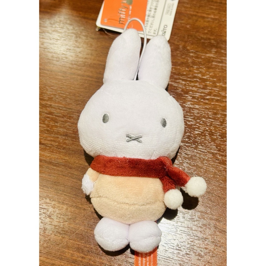 miffy(ミッフィー)のミッフィー ぬいぐるみマスコット ぽんぽんマフラー エンタメ/ホビーのおもちゃ/ぬいぐるみ(キャラクターグッズ)の商品写真
