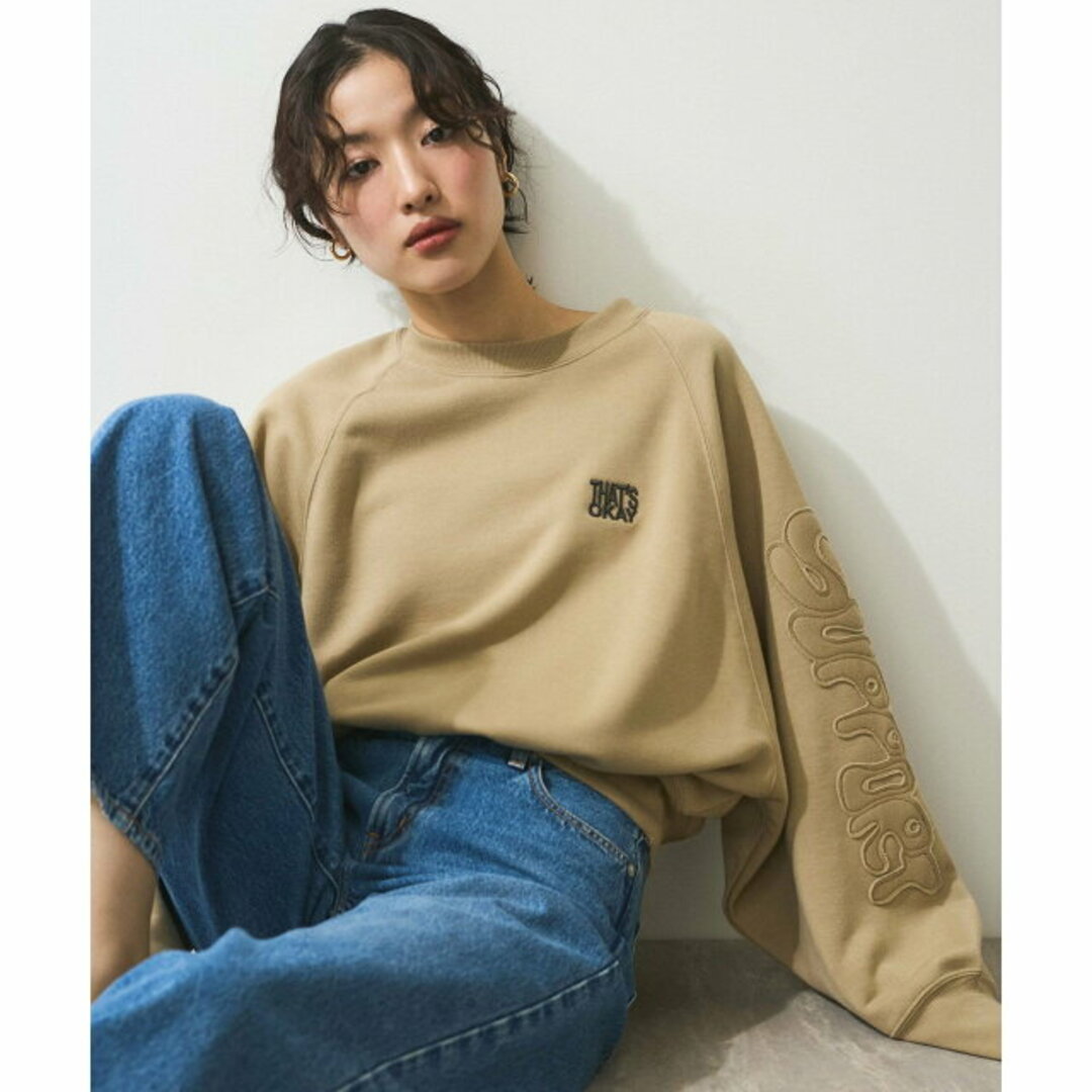 ADAM ET ROPE' FEMME(アダムエロペファム)の【ベージュ(27)】【WEB限定】・【サステナブル】ロゴパッチスリーブスウェット レディースのトップス(トレーナー/スウェット)の商品写真
