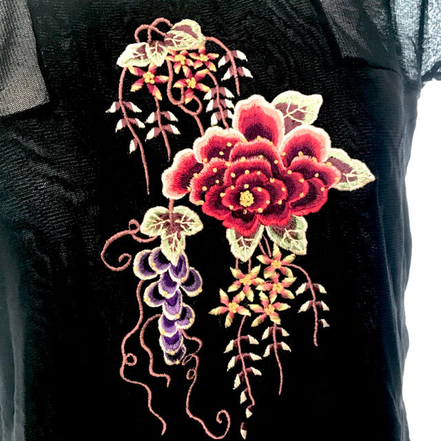 VIVIENNE TAM(ヴィヴィアンタム)の【ヴィヴィアンタム】花柄 刺繍 半袖 トップス ボタニカル柄 レディースのトップス(カットソー(半袖/袖なし))の商品写真