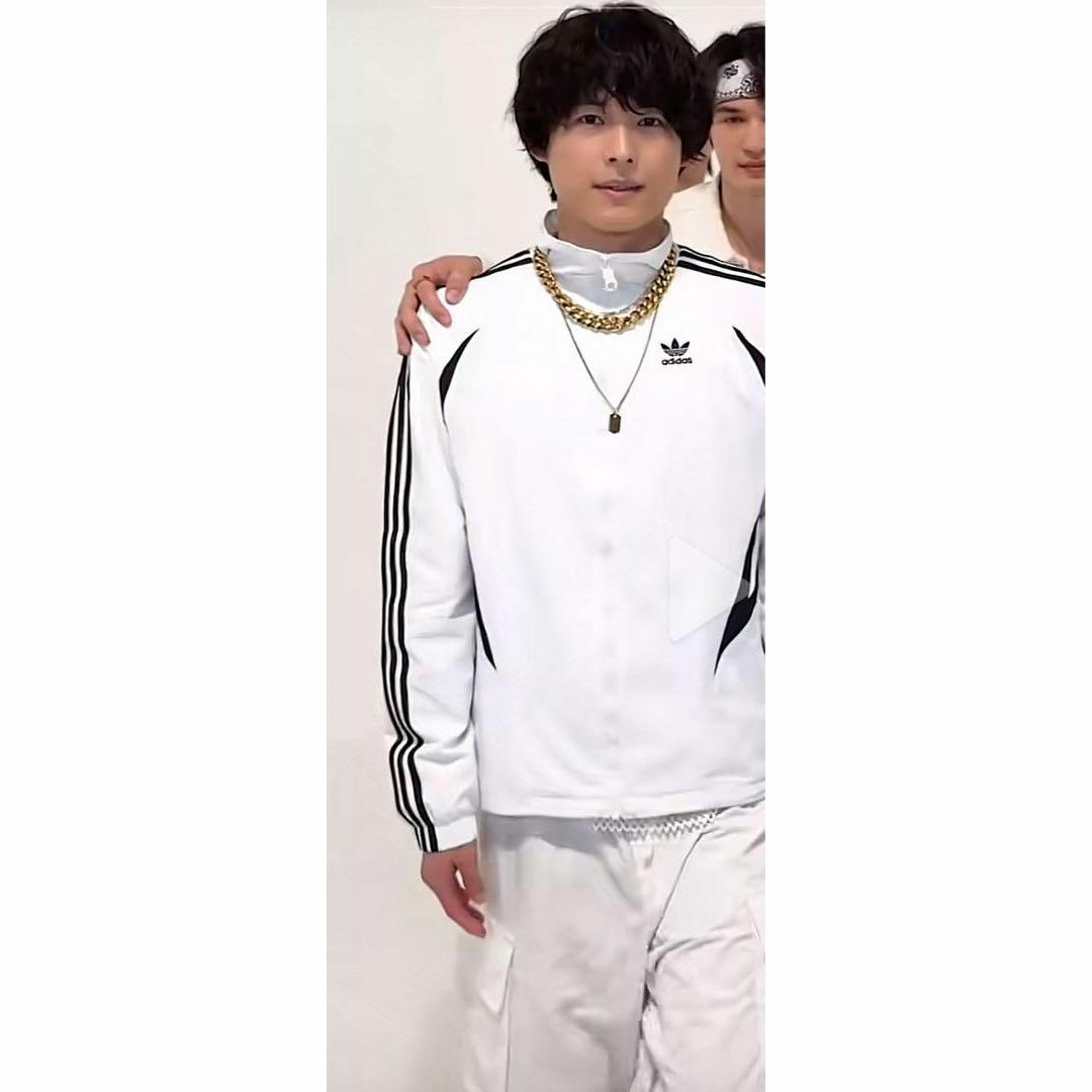 adidas Originals - 【松村北斗さん着用類似、くすみホワイト adidas Originals - 【松村北斗さん着用類似、くすみホワイト