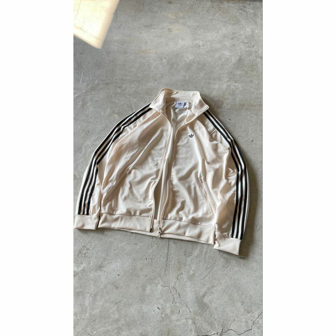 adidas Originals - 【松村北斗さん着用類似、くすみホワイト adidas Originals - 【松村北斗さん着用類似、くすみホワイト