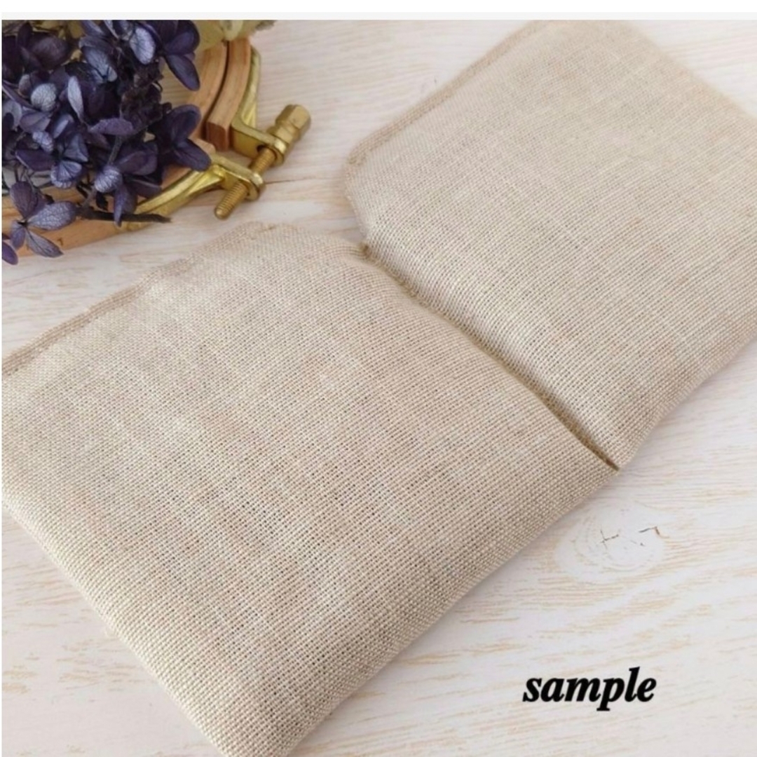 手刺繍入あずき/小豆のアイピロー【白猫と毛糸玉】 手刺繍入あずき/小豆のアイピロー【白猫と毛糸玉】