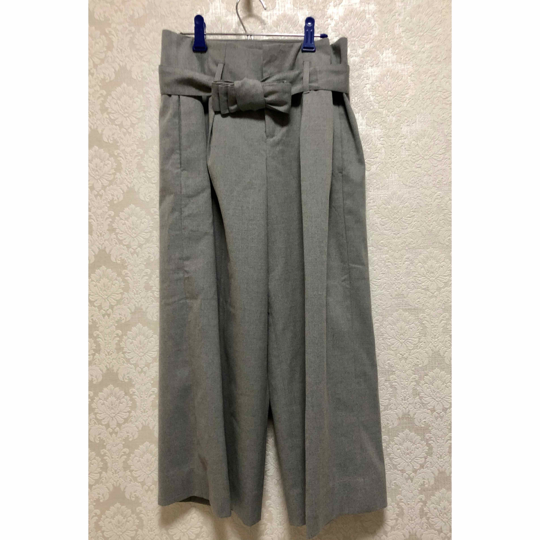 Banana Republic(バナナリパブリック)の【新品】 BANANA REPUBLIC ベルト付 クロップドパンツ グレー レディースのパンツ(クロップドパンツ)の商品写真