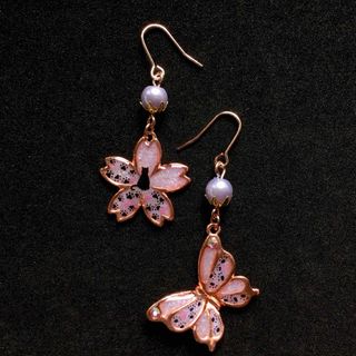 和風　パールミルキーパープルラメ　黒猫と肉球柄　桜の花　蝶フレーム　ピアス(ピアス)