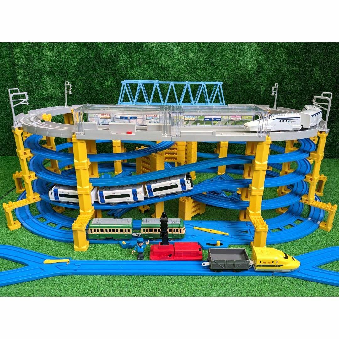 プラレール レイアウト 複線 高架 レール 5段 タワー 大きな鉄橋 プラレール レイアウト 複線 高架 レール 5段 タワー 大きな鉄橋