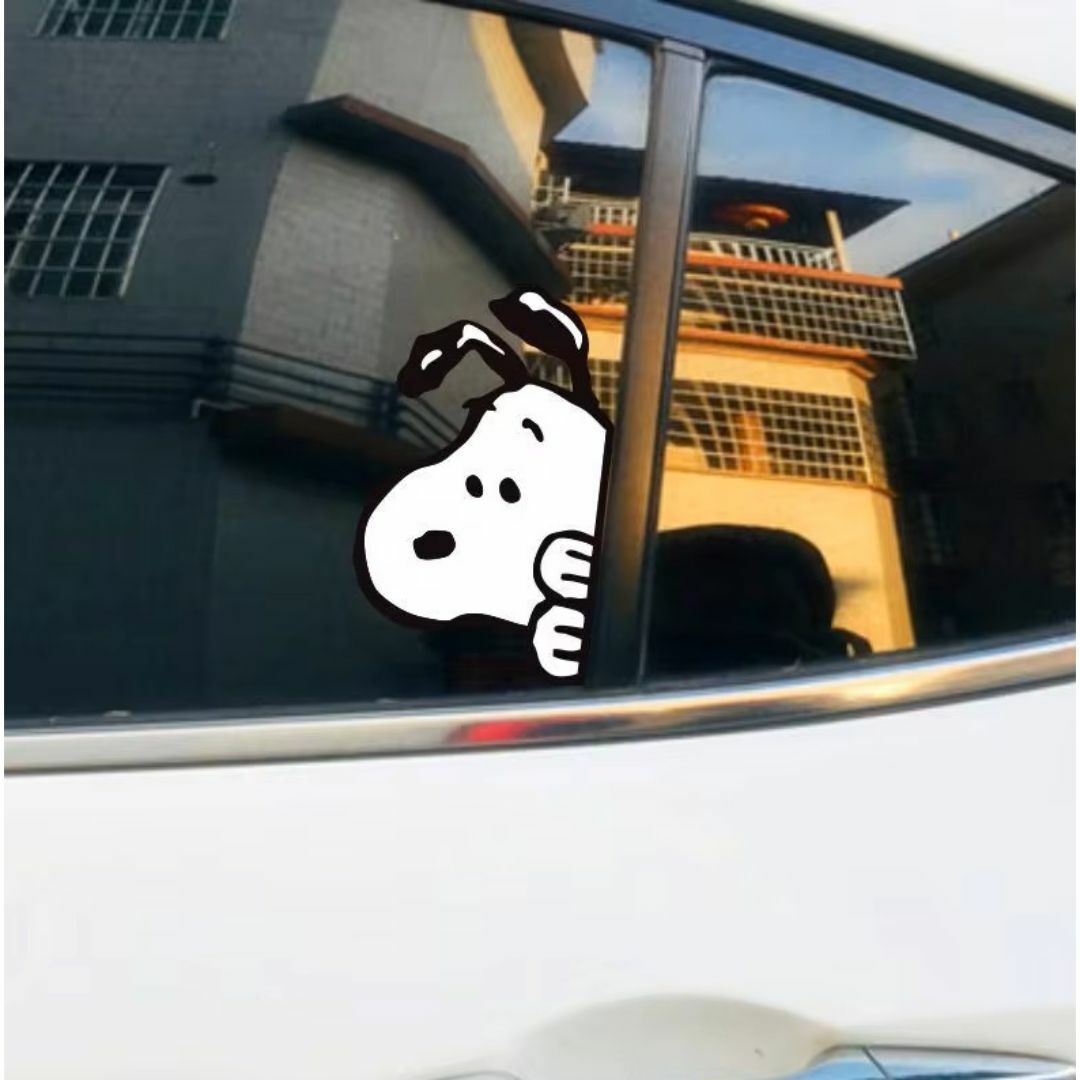 SNOOPY(スヌーピー)のスヌーピーカーステッカー右向き　SNOOPY　12ｘ8 ひょっこり　かわいい レディースのレディース その他(その他)の商品写真