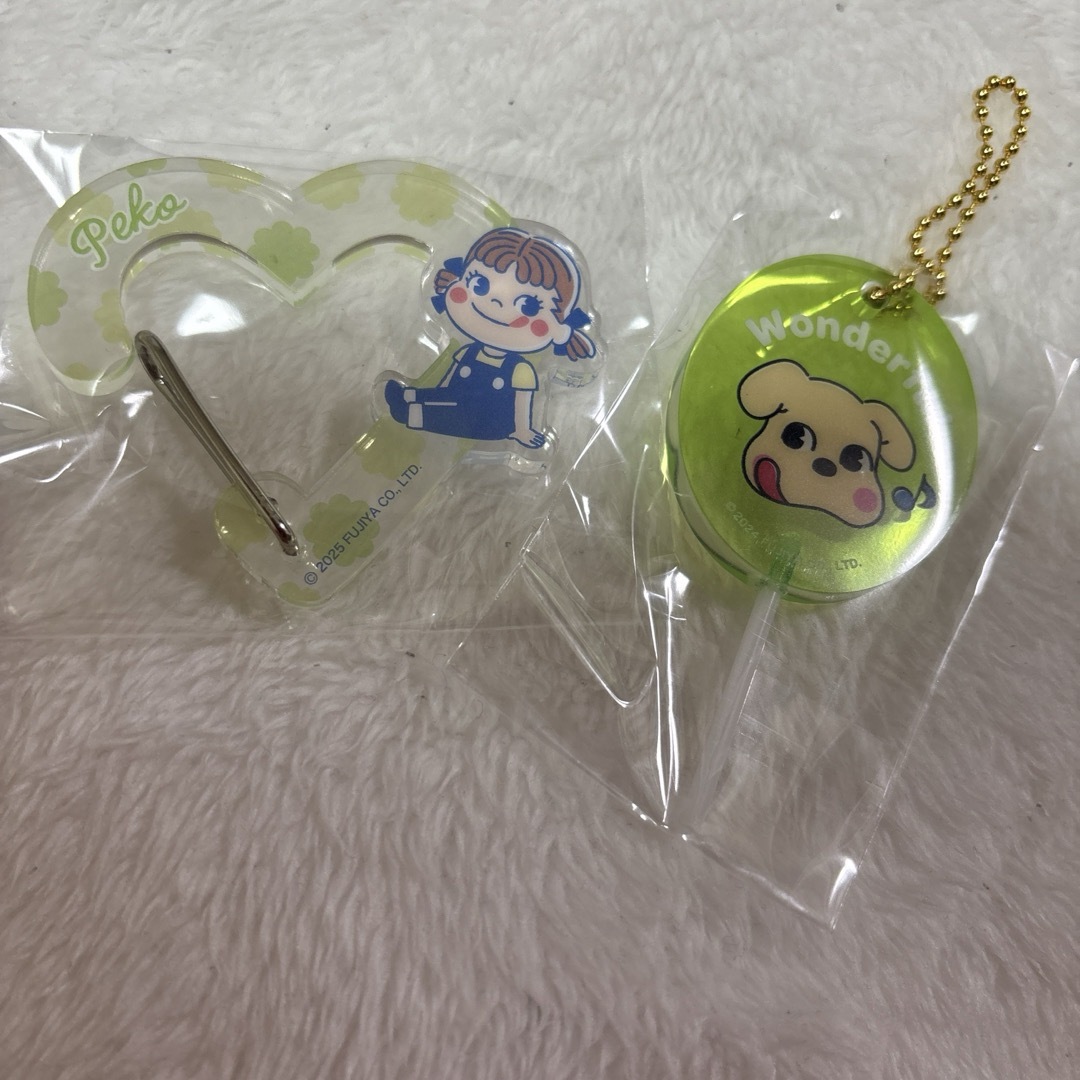 不二家 ペコちゃん 黄緑 キャンディキーホルダー アクリルカラビナキーホルダー エンタメ/ホビーのおもちゃ/ぬいぐるみ(キャラクターグッズ)の商品写真