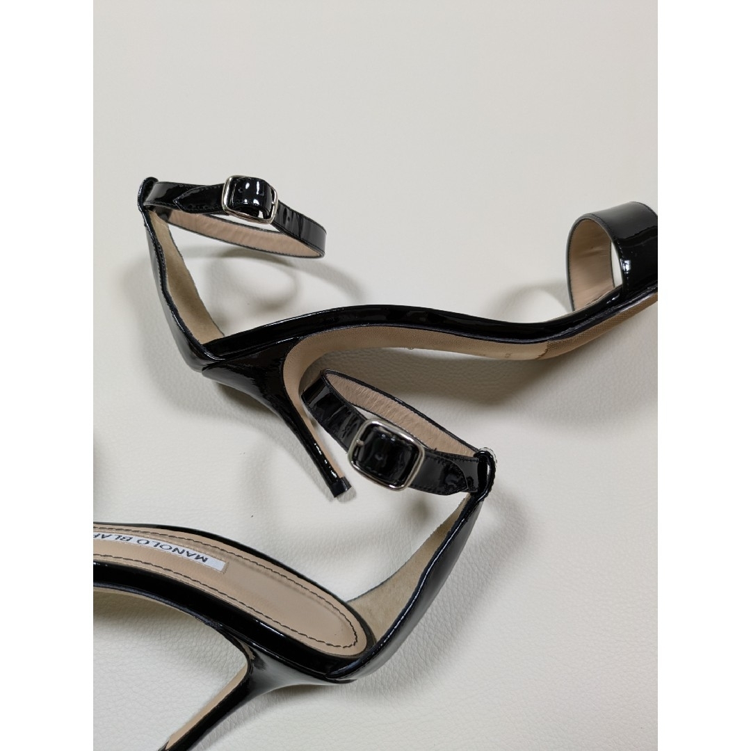 MANOLO BLAHNIK - MANOLO BLAHNIK エナメル ストラップ サンダル MANOLO BLAHNIK - MANOLO BLAHNIK エナメル ストラップ サンダル