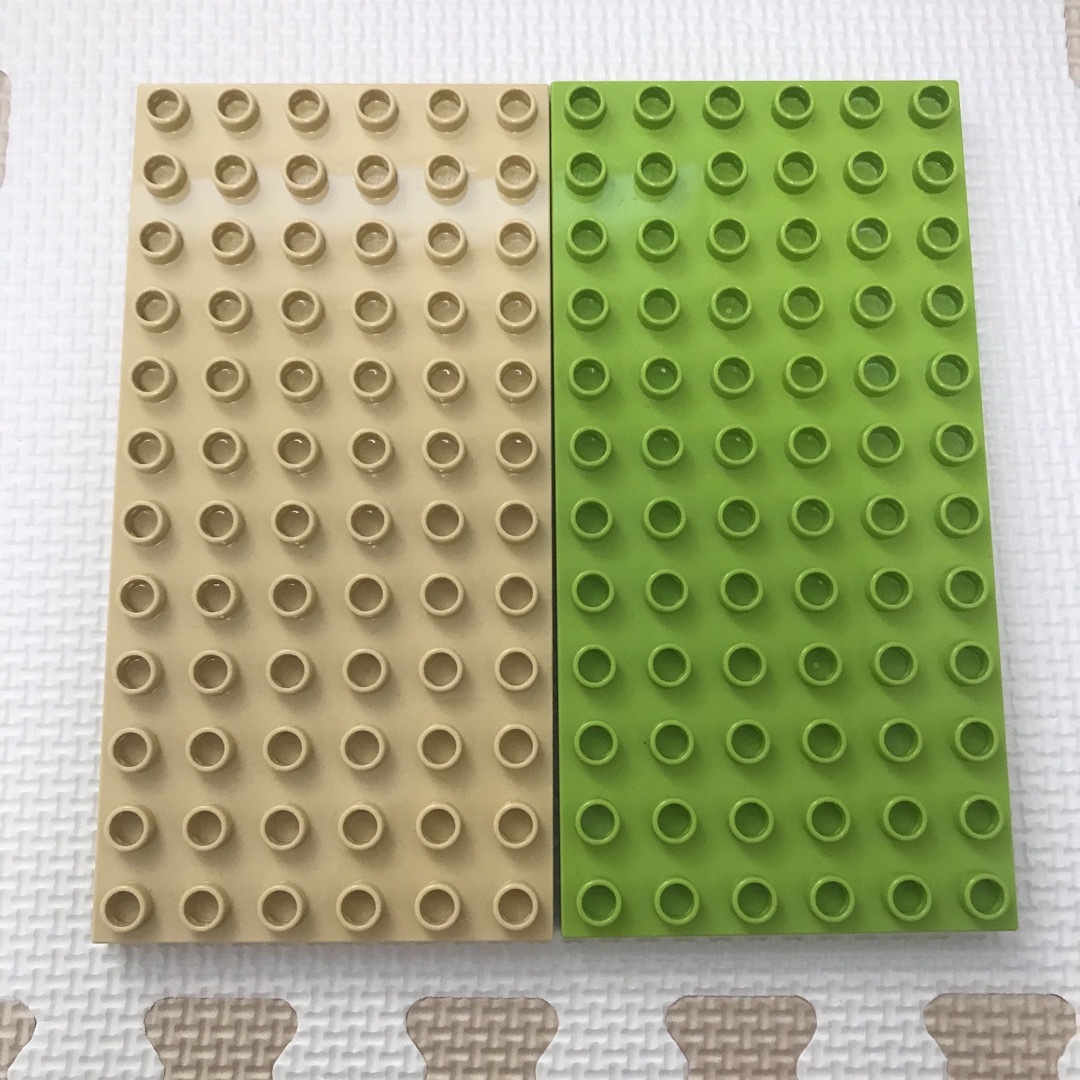 レゴ デュプロ(レゴデュプロ)のレゴデュプロ ベースプレート ベージュ 黄緑 6x12 キッズ/ベビー/マタニティのおもちゃ(積み木/ブロック)の商品写真