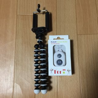 【新品】Bluetoothカメラシャッターリモコン（白）+スマホスタンドセット(その他)