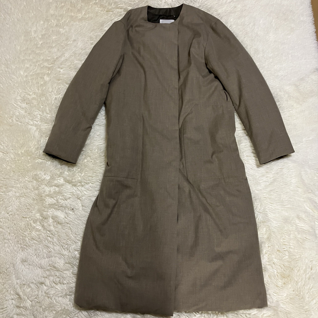 BEIGE, - 美品 ベイジ ノーカラー ロング ダウン ブラウン A BEIGE, - 美品 ベイジ ノーカラー ロング ダウン ブラウン A