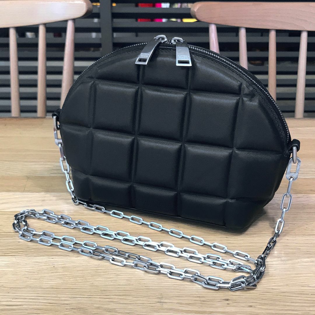 BOTTEGA VENETA - 超美品 ボッテガヴェネタ パデットハーフムーン 斜め掛けショルダーバッグ 黒