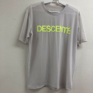 【DESCENTE】デサント　白系　半袖Ｔシャツ　英字ロゴ　カジュアル　ゆったり　クルーネック(Tシャツ(半袖/袖なし))