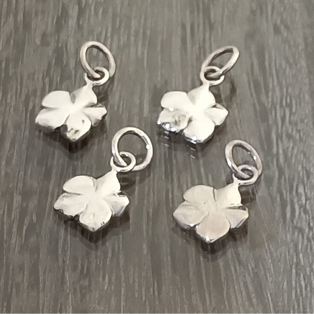 sale☆シルバー925☆4個 セット ローズチャーム メンズのアクセサリー(ネックレス)の商品写真