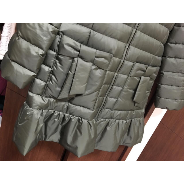 マドモアゼルタラ カーキ色 リボンダウン レディースのジャケット/アウター(ダウンコート)の商品写真
