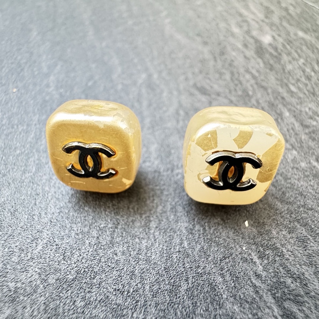 CHANEL キューブピアス