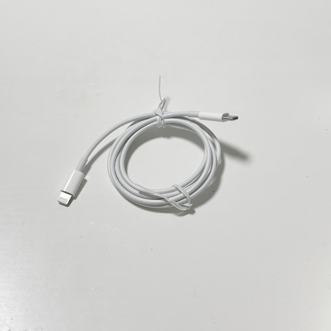 Apple(アップル)の充電ケーブル iPhone スマホ/家電/カメラのスマートフォン/携帯電話(バッテリー/充電器)の商品写真