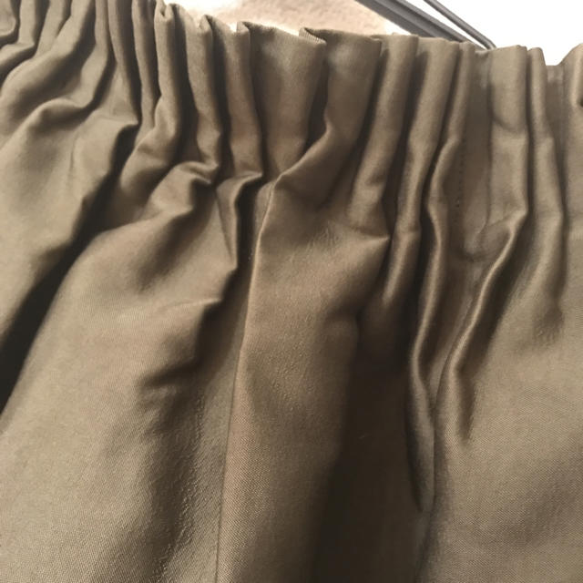 Andemiu(アンデミュウ)の最終値下げ🌟アンデミュウ フレアスカート カーキ Mサイズ ひざ下 レディースのスカート(ひざ丈スカート)の商品写真