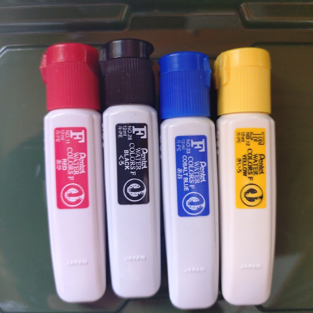 ぺんてる(ペンテル)のPT ポリえのぐ 4色セット エンタメ/ホビーのアート用品(絵の具/ポスターカラー)の商品写真