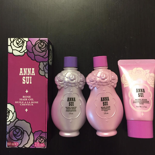 ANNA SUI(アナスイ)の【新品未使用】ANNA SUIローズ ヘアーオイル☆おまけ付き☆ コスメ/美容のヘアケア/スタイリング(ヘアケア)の商品写真