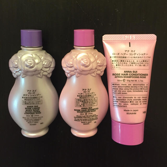 ANNA SUI(アナスイ)の【新品未使用】ANNA SUIローズ ヘアーオイル☆おまけ付き☆ コスメ/美容のヘアケア/スタイリング(ヘアケア)の商品写真