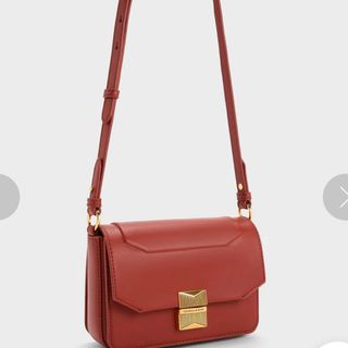 charles&keith チカリンダ メタリックアクセントボクシーバッグ
