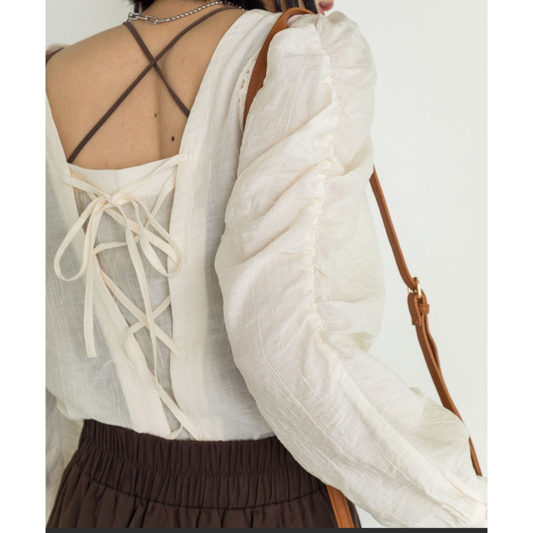 w closet(ダブルクローゼット)のwclosetアイボリーブラウス　長袖　FREE レディースのトップス(シャツ/ブラウス(長袖/七分))の商品写真